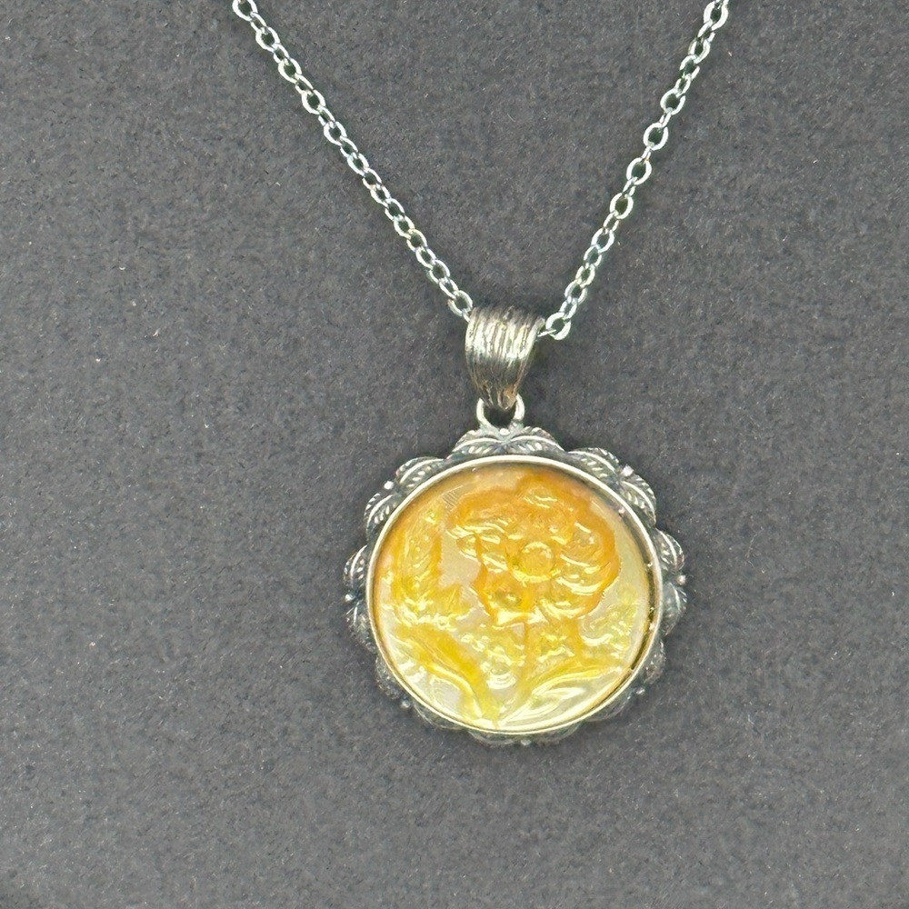 Round Shell with Girl and Feather/Flowers Carving Silver 925 Case and Chain